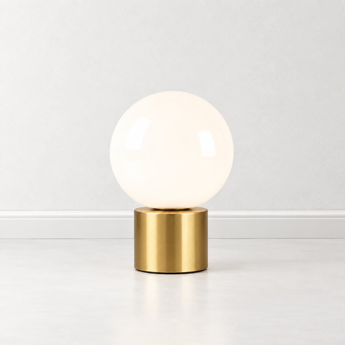 Luminária de Mesa Esfera de Vidro Fosco com Base Dourada - Equora Design