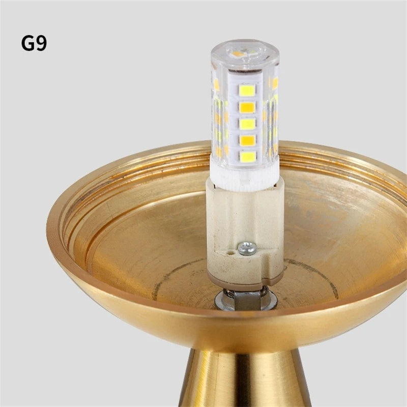 Luminária de Mesa Esfera de Vidro com Base Cônica Preta - detalhe da base