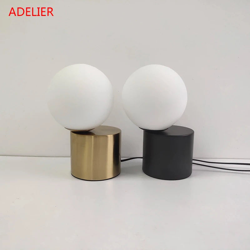 Luminária de Mesa Esfera de Vidro Fosco com Base Dourada - composição do produto