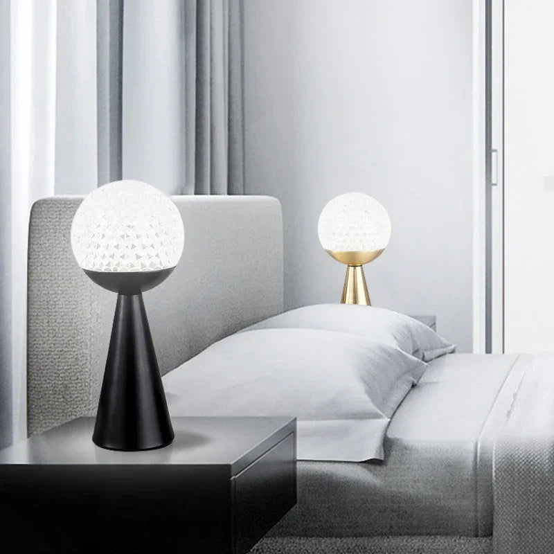 Luminária de Mesa Esfera de Vidro com Base Cônica Preta - detalhe da esfera de vidro