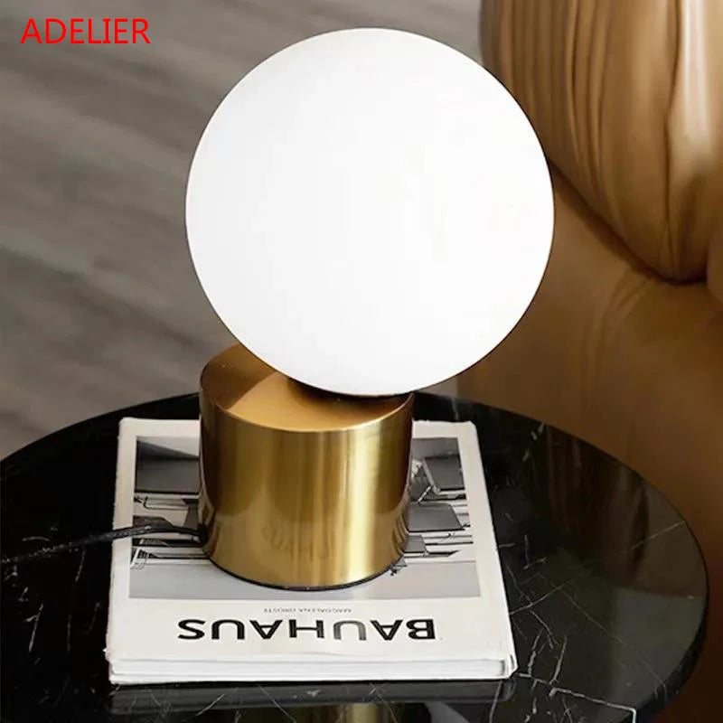 Luminária de Mesa Esfera de Vidro Fosco com Base Dourada - vista do produto
